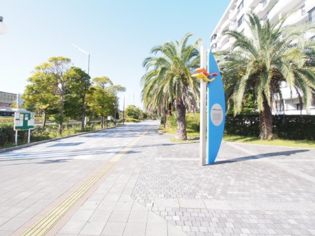 玄関　マンションの敷地内