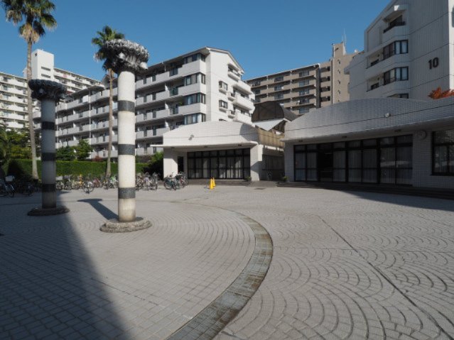 居室・リビング　マンションの敷地内