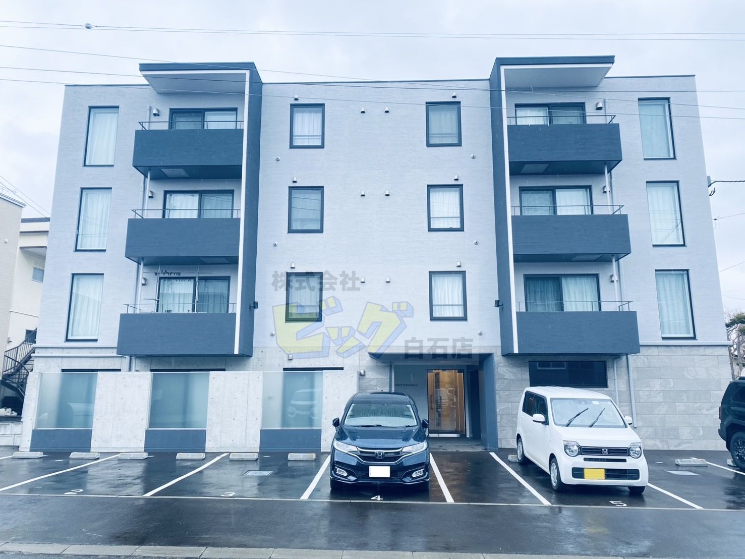 建物外観　４階建て賃貸物件では珍しいエレベーター付きです♪
