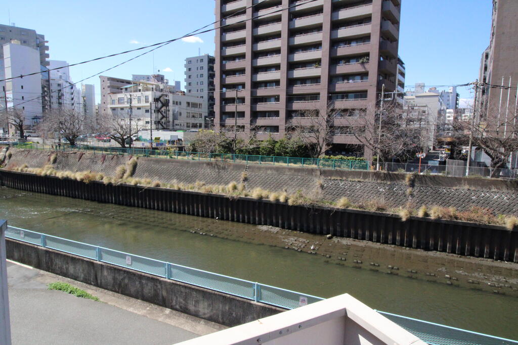 建物外観　玄関側の眺望です。　川向いは桜の樹が沢山あります。