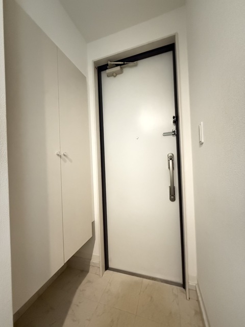 玄関　１０１号室は写真の反転タイプ