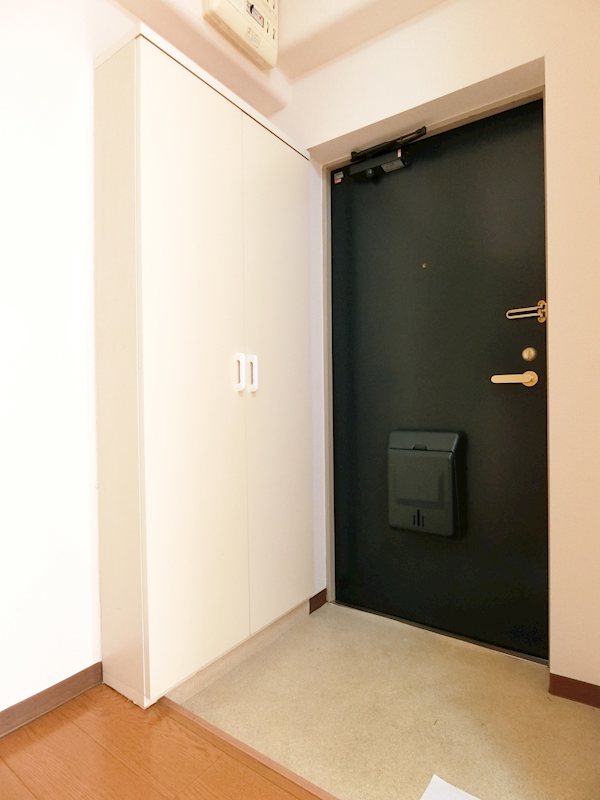 玄関　広々とした玄関には天井までのシューズボックス