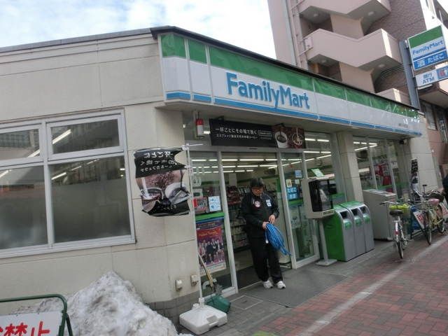 コンビニ　ファミリーマート（コンビニ）まで310m