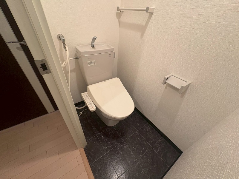 トイレ　こちらはトイレです。清潔感があり、安心して使用できます。