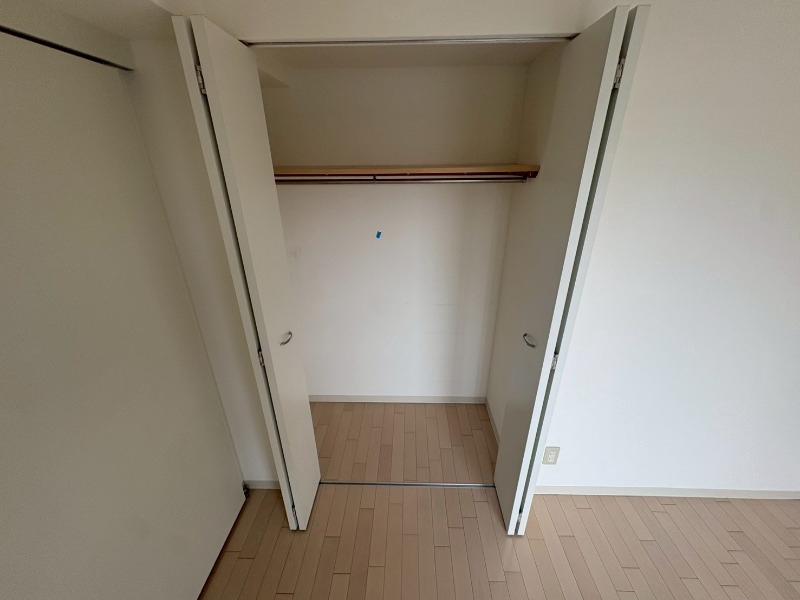 収納　クローゼットを開けてみました。奥行きがありますね。