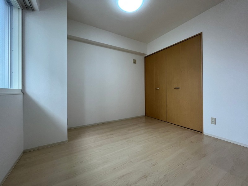 その他部屋・スペース　５．１帖の寝室です。温かみのあるお部屋です。