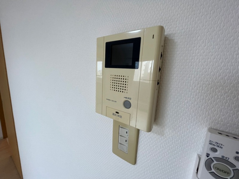 セキュリティ　ＴＶモニター付インターホンです。来客者の顔が見えるので安心！