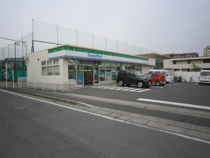 コンビニ　ファミリーマート 登戸中央店（コンビニ）まで215m