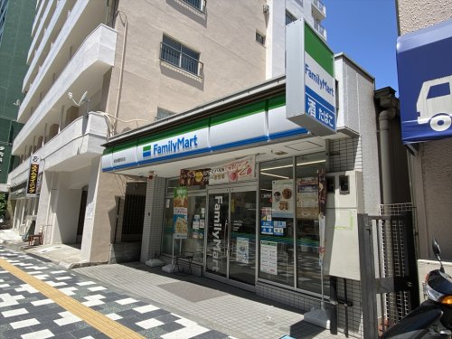 コンビニ　ファミリーマート 新板橋駅前店（コンビニ）まで714m