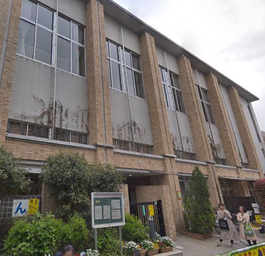 小学校　新宿区立四谷小学校（小学校）まで990m