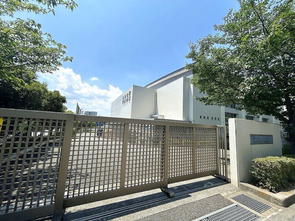 中学校　足立区立新田学園第一校舎（小中一貫校『新田学園』学区内）（中学校）まで390m