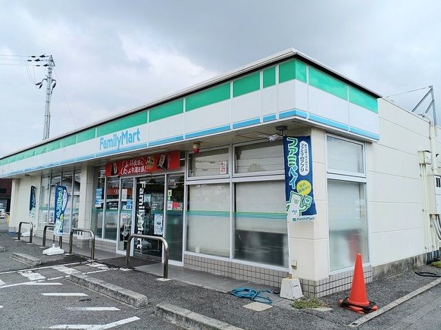 コンビニ　ファミリーマート様（コンビニ）まで600m