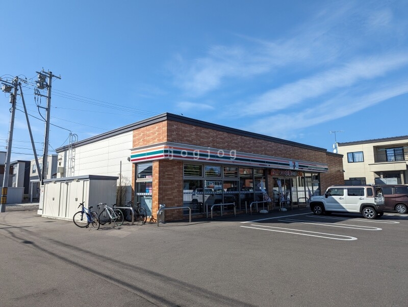 コンビニ　セブンイレブン帯広東4条南店（コンビニ）まで800m