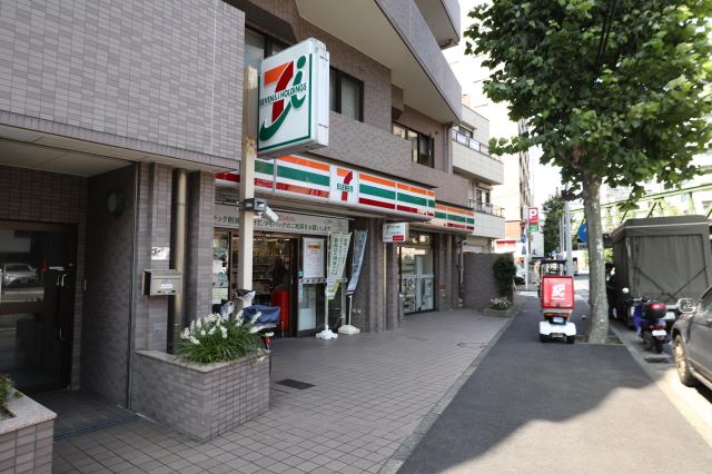 コンビニ　セブンイレブン（コンビニ）まで190m
