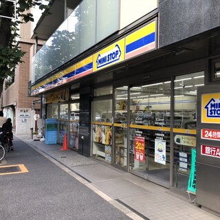 コンビニ　ミニストップ 新宿大京町店（コンビニ）まで172m