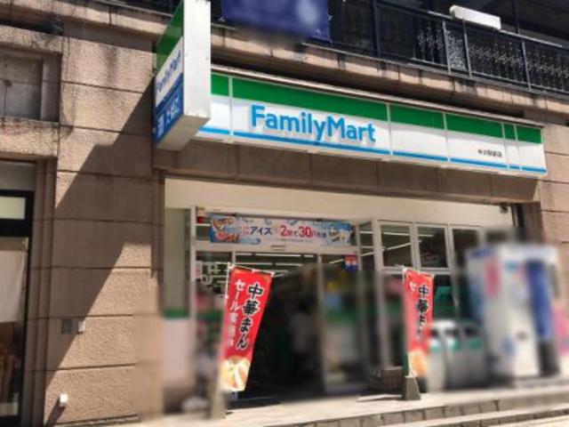 コンビニ　ファミリーマート中川駅前店（コンビニ）まで981m