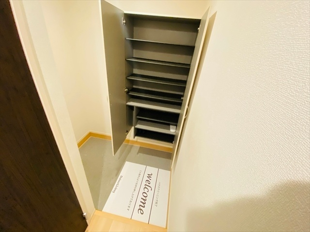 玄関　同一建物内１０５号室内装写真掲載