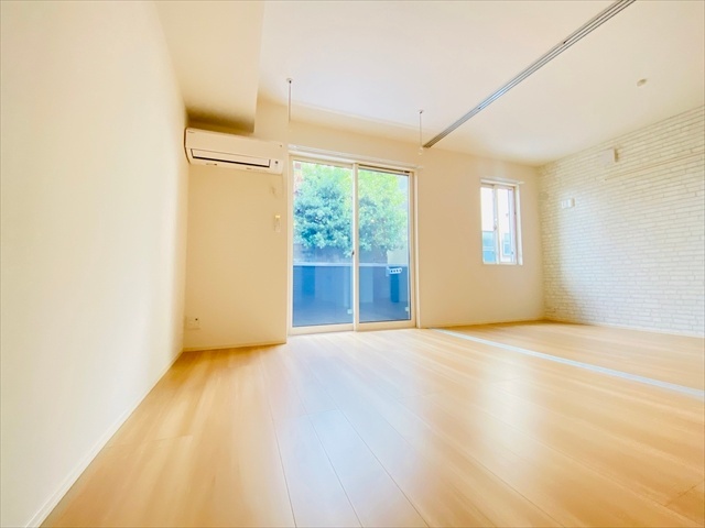居室・リビング　同一建物内１０５号室内装写真掲載