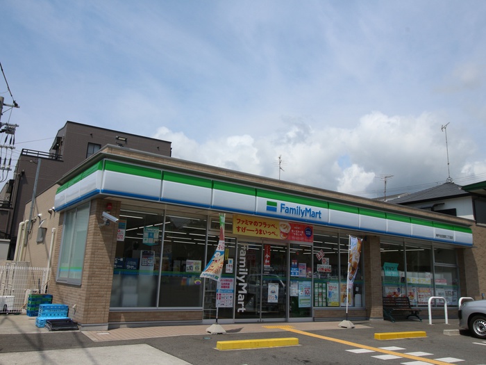 コンビニ　ファミリーマート（コンビニ）まで370m