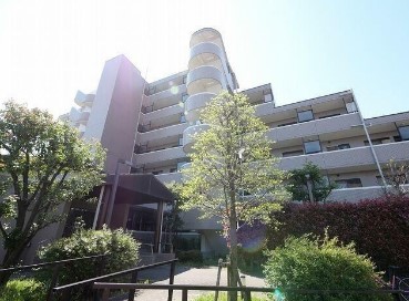 建物外観　鉄筋コンクリート造のがっちりとした建物。