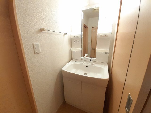 洗面設備　ゆったりとスペースのある洗面所