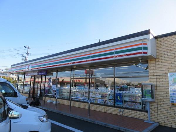 コンビニ　セブンイレブン（コンビニ）まで182m