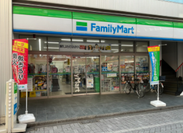 コンビニ　ファミリーマート高円寺純情商店街店（コンビニ）まで64m