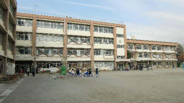 小学校　稲城市立稲城第三小学校（小学校）まで564m