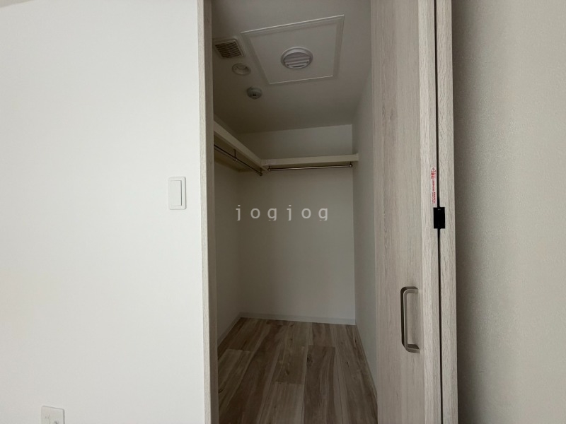 収納　お部屋についております収納もスペースが広く使いやすいです。