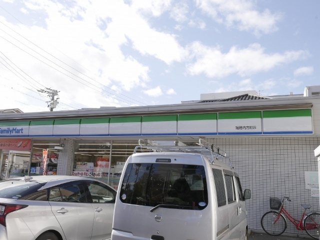 コンビニ　ファミリーマート瑞穂内方町店（コンビニ）まで281m