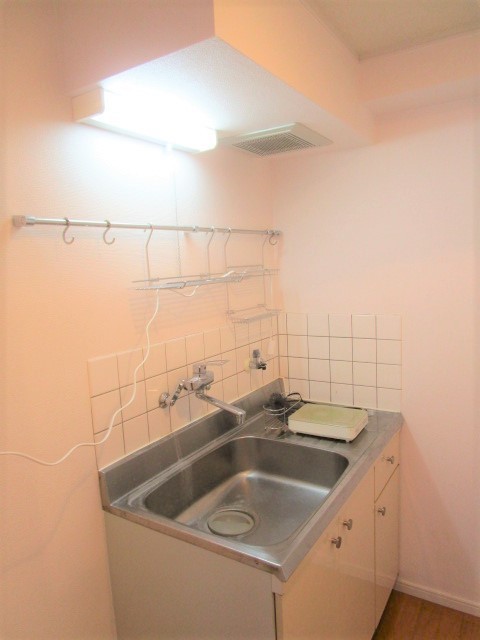 キッチン　同建物の別部屋の写真です。