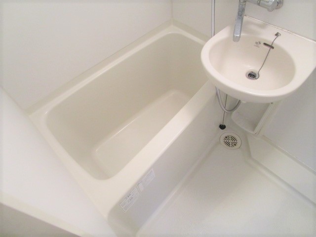 バス・シャワールーム　同建物の別部屋の写真です。