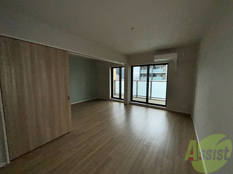 居室・リビング　１３．４帖のリビングは広々としていて開放感があります。