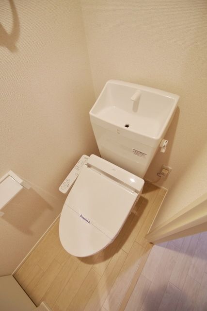 小田急小田原線 本厚木駅 徒歩20分 3階建 築10年のトイレ写真