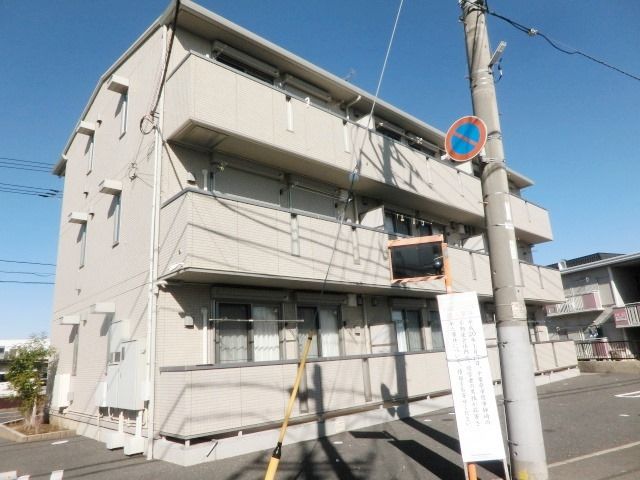 建物外観　通り沿いの便利な立地にございます