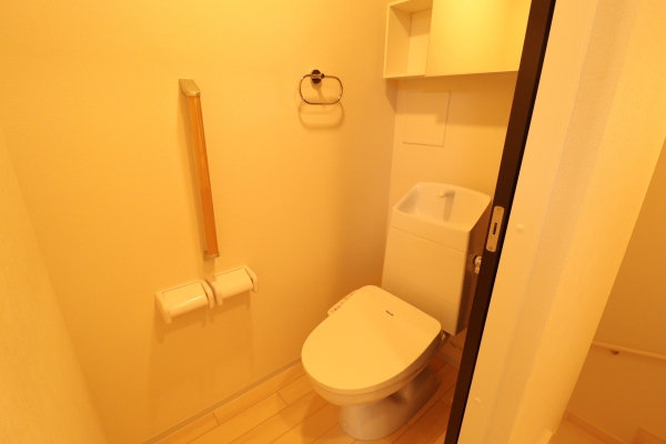 トイレ　温水シャワー付きトイレでいつでも快適です。