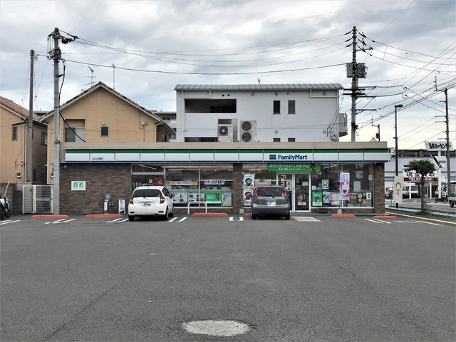 コンビニ　ファミリーマート松山山越店（コンビニ）まで300m