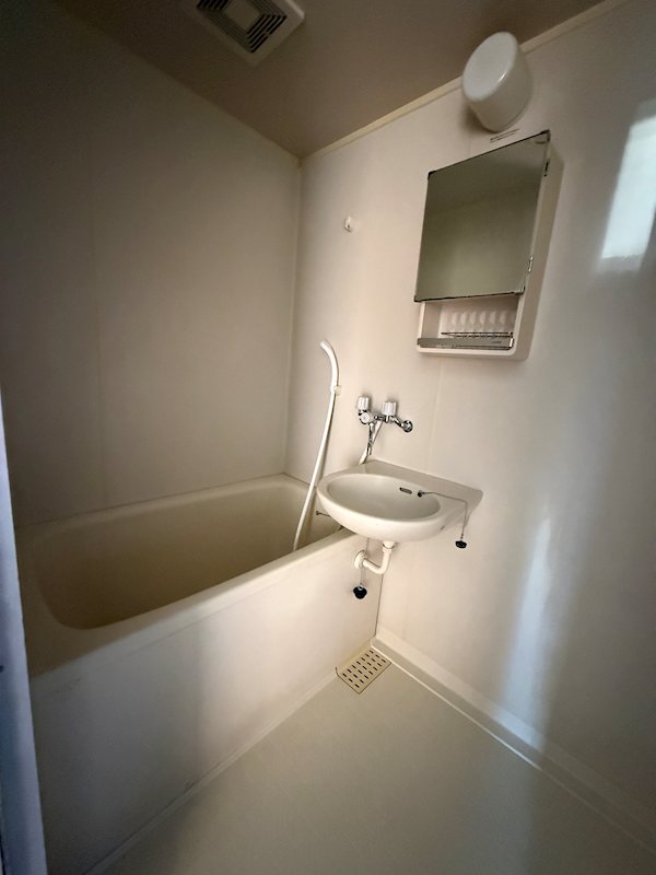 バス・シャワールーム　同建物別部屋で反転となります。