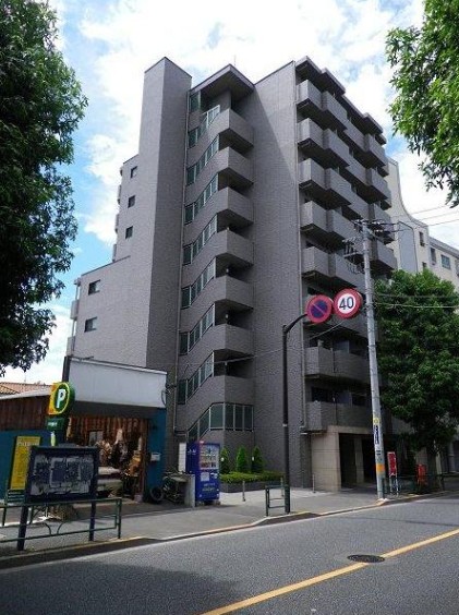 建物外観　鉄筋コンクリート造のがっちりとした建物。