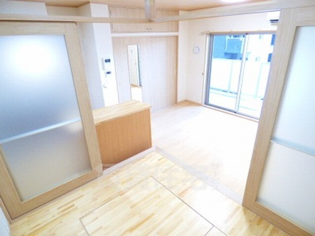 居室・リビング　同建物　別部屋