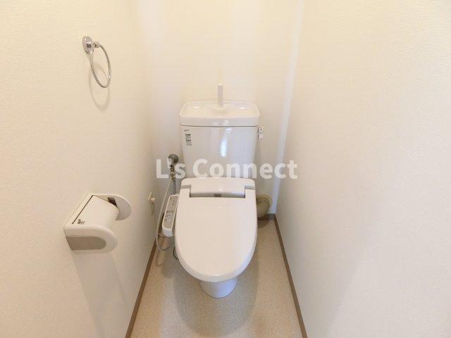 トイレ　温水洗浄便座付きのトイレ。（参考写真）