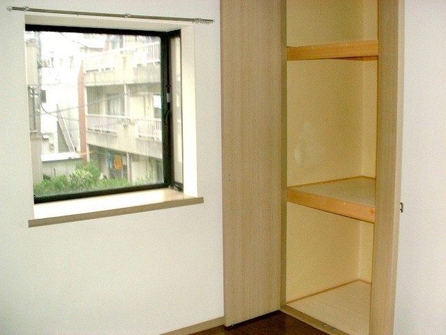 収納　出窓付きの居室　開放感あります。