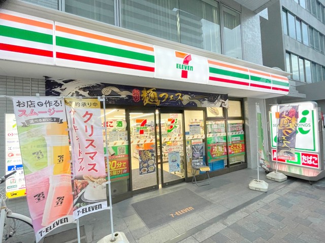コンビニ　セブンイレブン新宿大久保1丁目店（コンビニ）まで104m