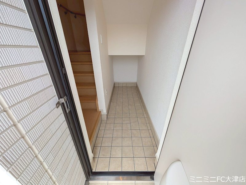 玄関　階段で３Ｆのお部屋です。