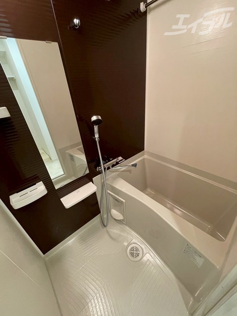 バス・シャワールーム　広々とした浴室です。