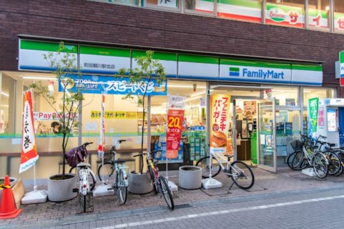 コンビニ　ファミリーマート 町田鶴川駅北店（コンビニ）まで256m