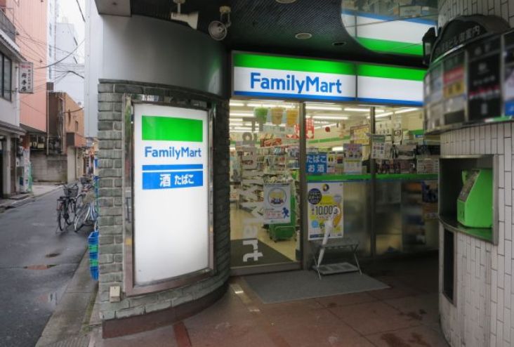 コンビニ　ファミリーマート湯島駅前店（コンビニ）まで174m