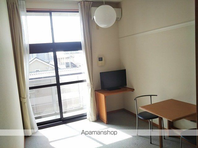 レオパレスプラテリーアIの居間写真