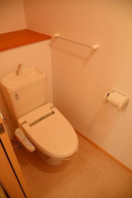 名鉄常滑線 朝倉駅 徒歩12分 2階建 築17年のトイレ写真