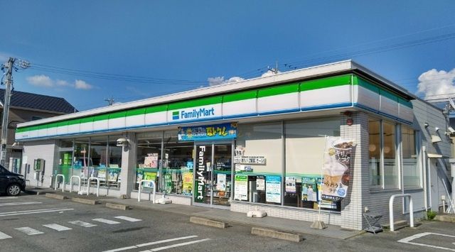 コンビニ　ファミリーマート（コンビニ）まで500m